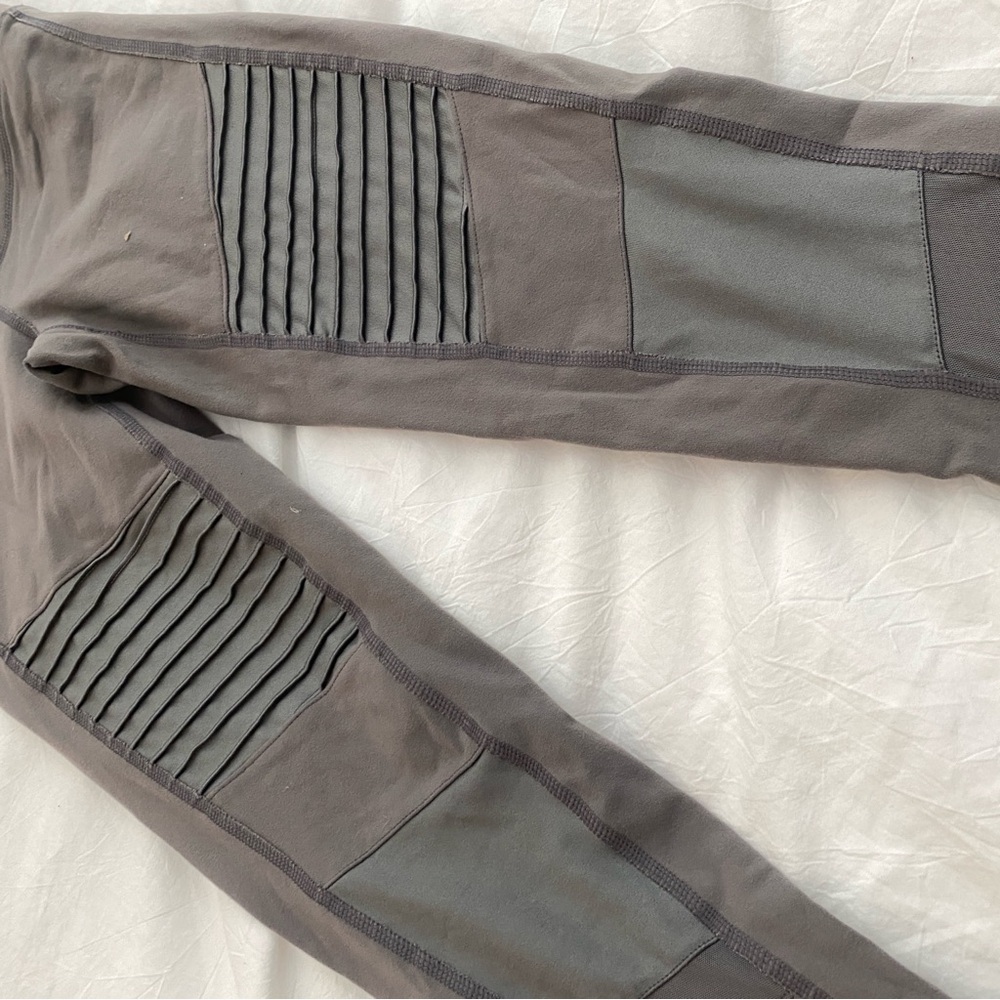 ALO YOGA Gray Women's Moto Leggings high waist 7/8 S - Picture 3 of 6
